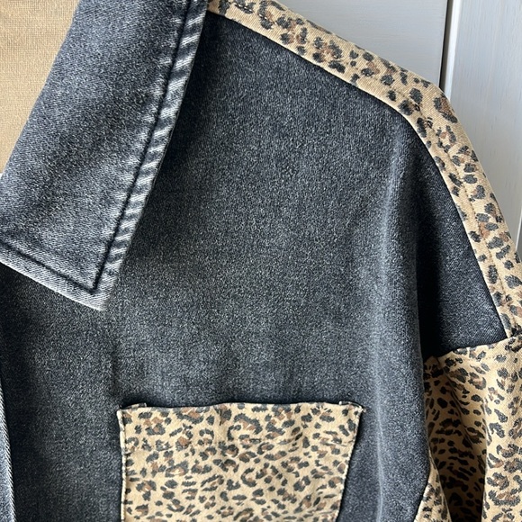 Mystree | Denim Cheetah Button Down - Picture 3 of 6